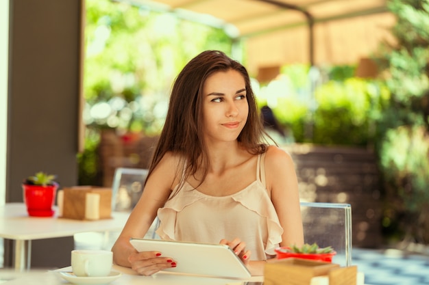 Mulher feliz no café ao ar livre