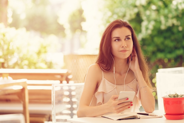 Mulher feliz no café ao ar livre