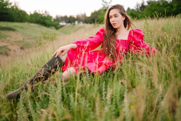 Mulher feliz no campo florescente Férias na natureza Relax e estilo de vida Paisagem de verão