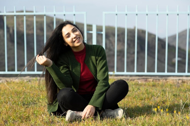 Mulher feliz no chão na natureza