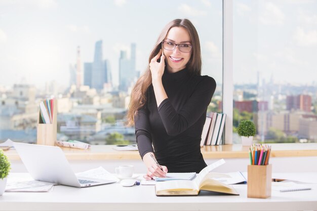 Mulher feliz no escritório