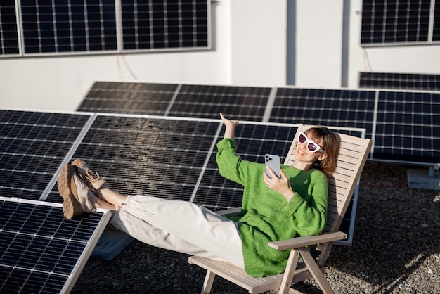 Mulher feliz no telhado com uma estação solar