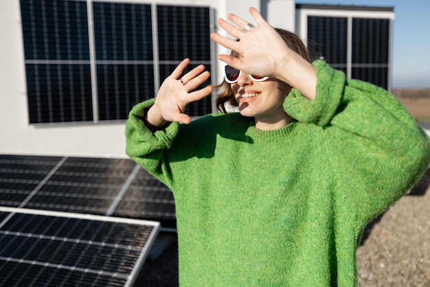 Foto mulher feliz no telhado com usina solar