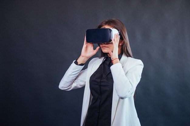 Mulher feliz obtém a experiência de usar o fone de ouvido de realidade virtual de óculos VR.