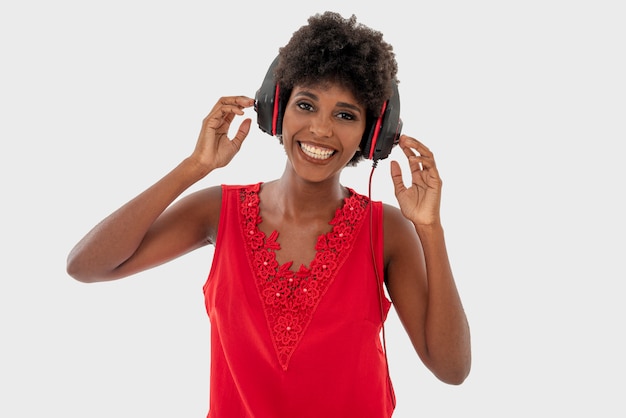 Mulher feliz ouvindo música com fones de ouvido