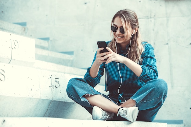 Mulher feliz ouvindo música com fones de ouvido