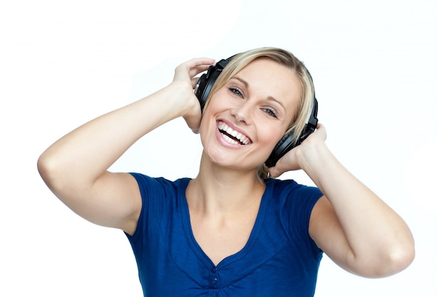 Foto mulher feliz ouvindo música em fones de ouvido