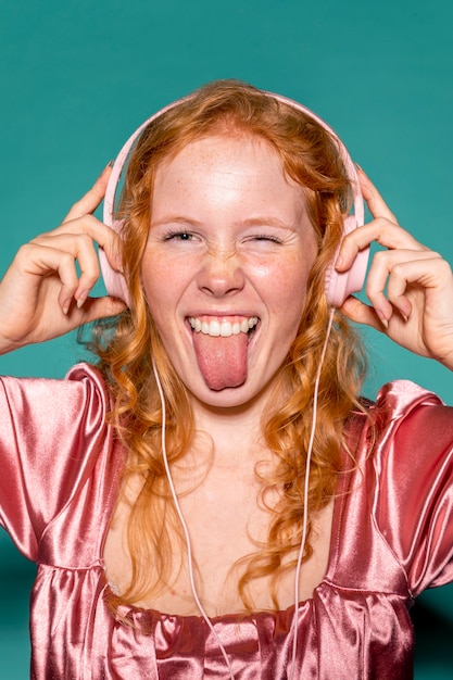 Foto mulher feliz ouvindo música em fones de ouvido