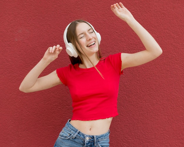 Foto mulher feliz ouvindo música