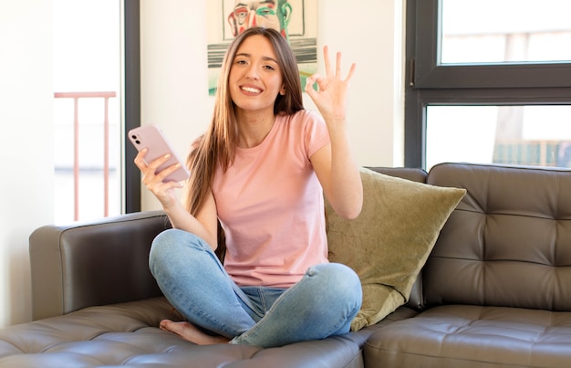 Mulher feliz, relaxada e satisfeita, mostrando aprovação com gesto de ok, sorrindo