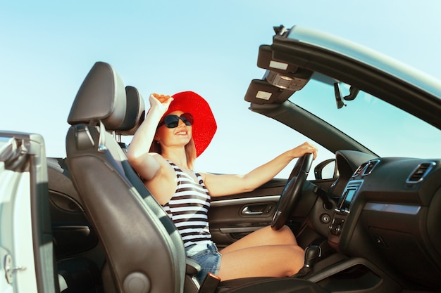 Mulher feliz relaxada, viajando em um carro