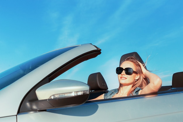 Mulher feliz relaxada, viajando em um carro