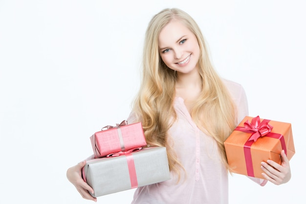 Mulher feliz retrato com caixa de presente nas mãos.