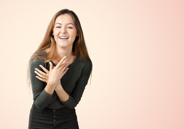 Foto mulher feliz, rindo, contra