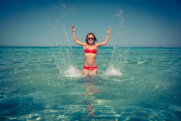 Mulher feliz se divertindo no mar