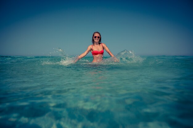 Mulher feliz se divertindo no mar