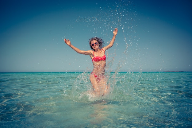 Mulher feliz se divertindo no mar