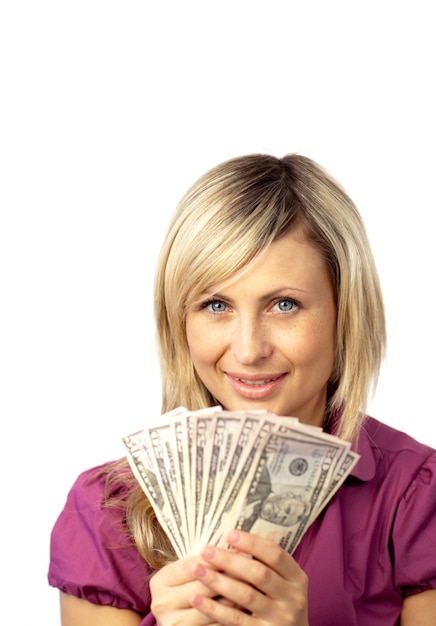 mulher feliz segurando dólares