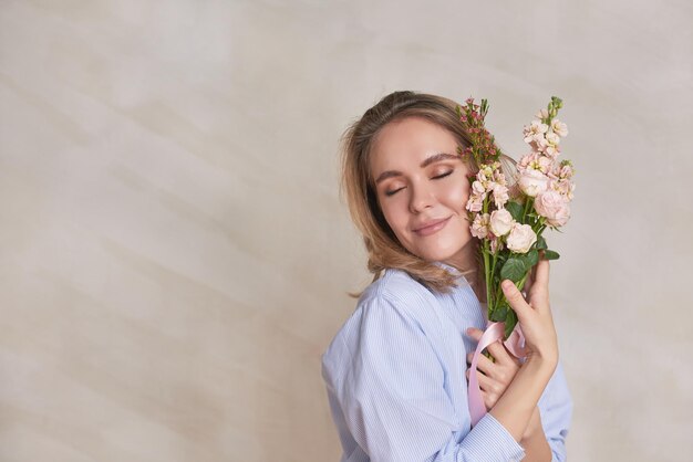 Mulher feliz segurando flores