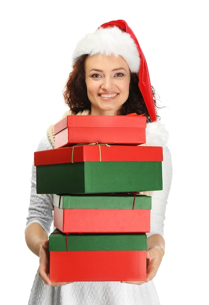 Mulher feliz segurando presentes de natal em fundo branco