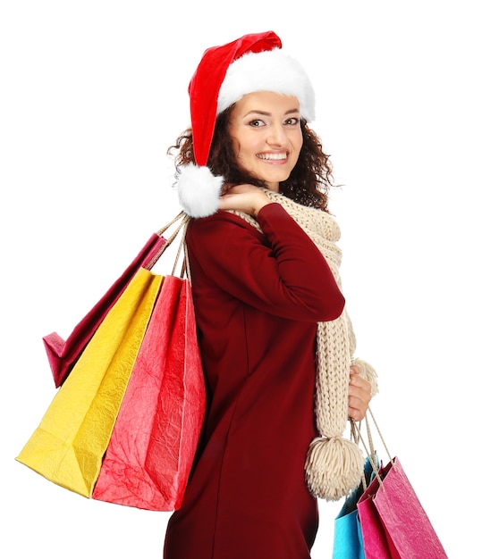 Mulher feliz segurando sacolas de compras na superfície branca. Conceito de compras de natal