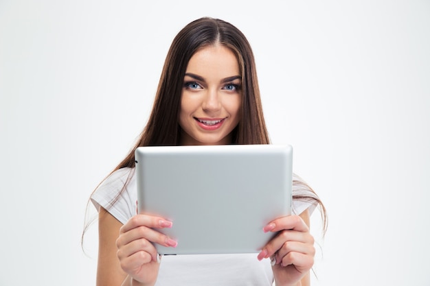 Mulher feliz segurando um tablet