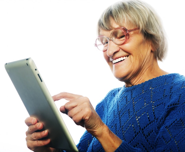 Mulher feliz sênior usando tablet digital