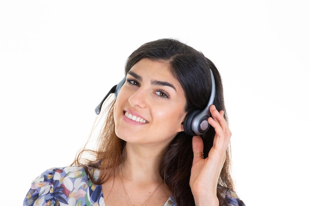 Mulher feliz sorridente no centro de atendimento ao cliente do operador de atendimento ao cliente isolado no fundo branco