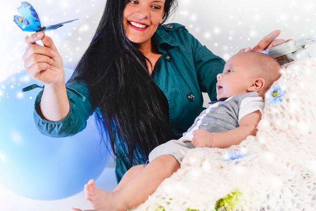 Mulher feliz sorrindo brincando com uma mãe criança diverte criança brincando com gravata borboleta