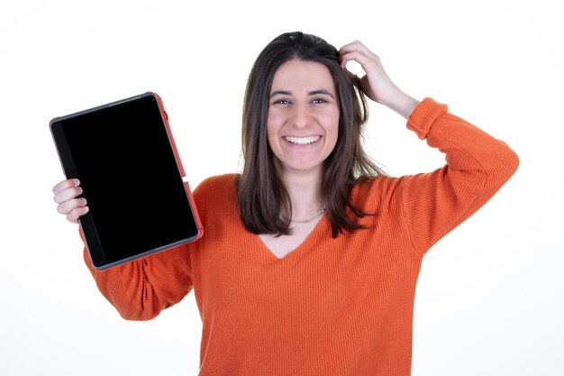 Mulher feliz sorrindo mostrando a tela vazia do tablet preto em branco