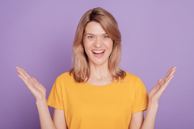 Mulher feliz surpresa isolada em fundo roxo