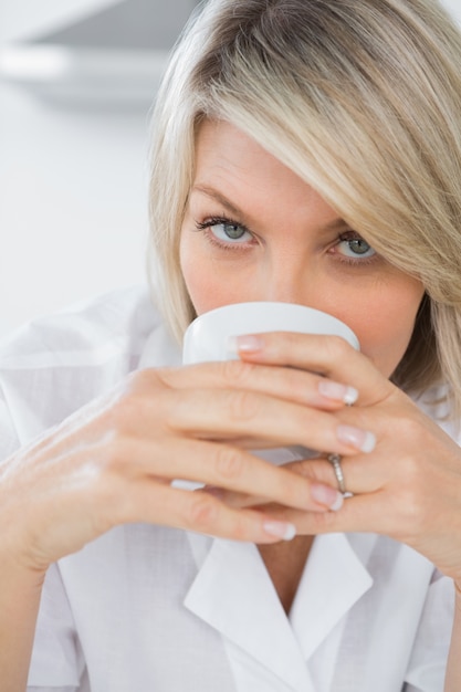 Mulher feliz tomando café pela manhã