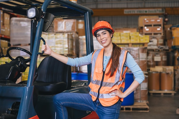 Foto mulher feliz trabalhadora de empilhadeira trabalha em logística de armazém carregando indústria de armazenamento de produtos de carga