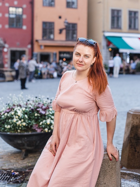 Mulher feliz, turista em stortorget, grande praça, gamla stan, a cidade velha de estocolmo, suécia