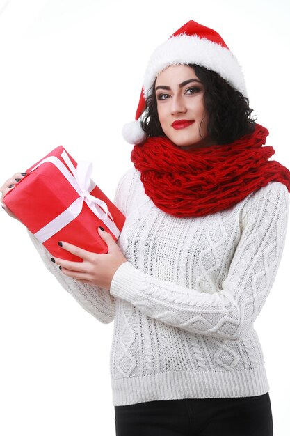 Mulher feliz usando chapéu de Papai Noel segurando a caixa de presente Feche o retrato com ombros