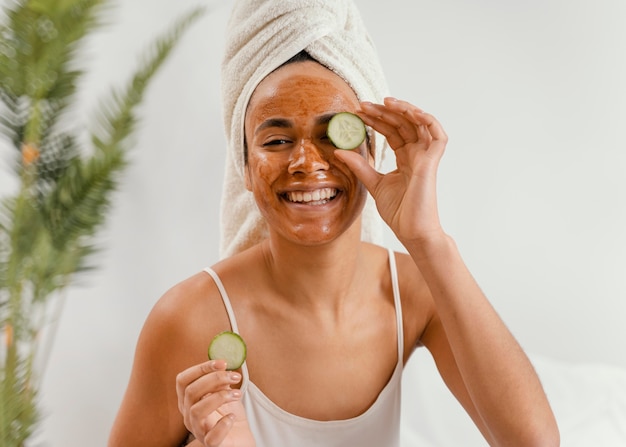 Foto mulher feliz usando uma máscara facial natural