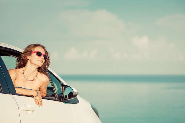 Mulher feliz viajando de carro Pessoa se divertindo na praia Conceito de férias de verão