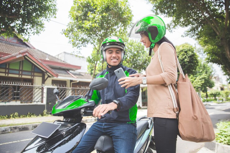 Foto mulher, ficar, calçada, requisitar, um, motocicleta comercial, táxi