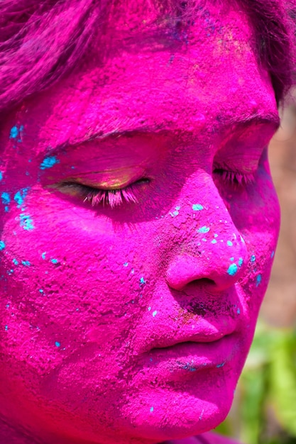 Foto mulher ficou colorida no festival de holi na índia