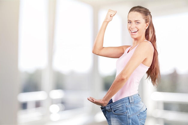 Mulher fina jovem sorriso feliz. Conceito de perda de peso