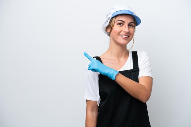 Mulher Fishwife isolada no fundo branco apontando para o lado para apresentar um produto