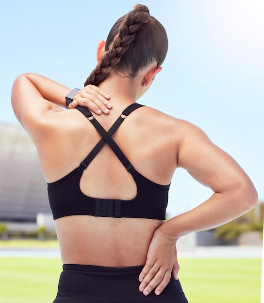 Mulher fitness dor nas costas lesão na coluna e problemas no pescoço no estádio de treinamento esportivo ao ar livre Emergência de saúde de fratura de atleta e risco de escoliose de estresse corporal de treino de exercício e contusão muscular