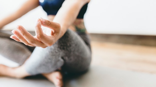 Mulher fitness em pose de Padmasana