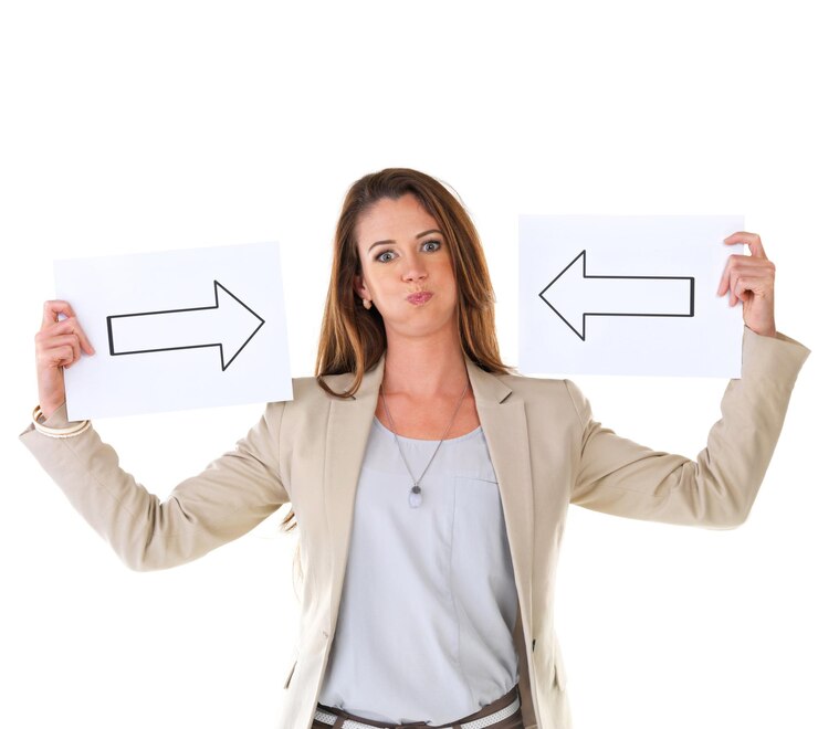 Foto mulher flechas e quadro com retrato para escolha de direção e sugestão em estúdio mulher de negócios cartaz e sinal para piada marketing e branding em fundo branco isolado com espaço de maquete