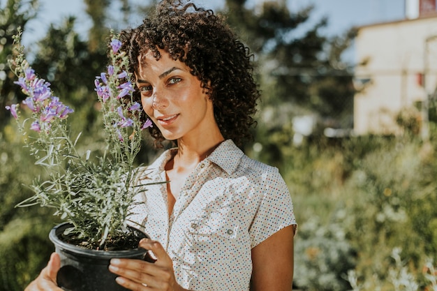 Mulher, flores compra, em, um, berçário