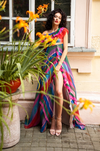 Foto mulher flores vestido verão retrato ao ar livre