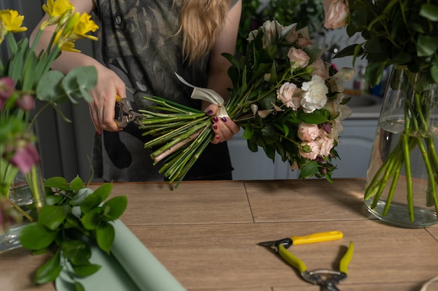 Mulher florista cria buquê de flores