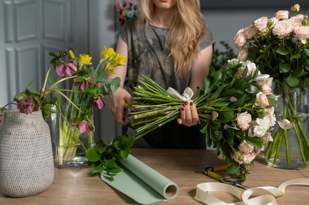 Mulher florista cria buquê de flores