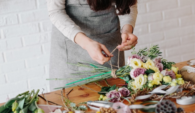 Mulher florista recolhe bouquet decora diferentes flores