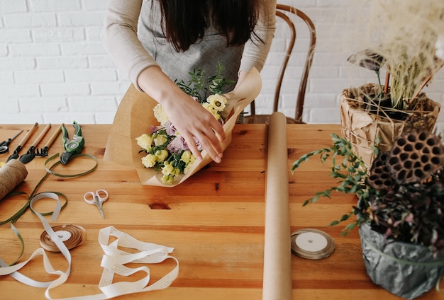 Foto mulher florista recolhe bouquet decora diferentes flores